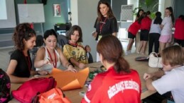 Güzelbahçe Belediyesi’nden Kız Futbol Ekibine “Biraz Konuşalım mı?” Eğitimi