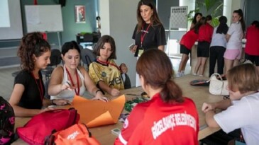 Güzelbahçe Belediyesi’nden Kız Futbol Ekibine “Biraz Konuşalım mı?” Eğitimi