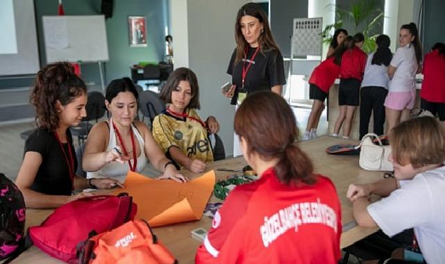 Güzelbahçe Belediyesi’nden Kız Futbol Ekibine “Biraz Konuşalım mı?” Eğitimi