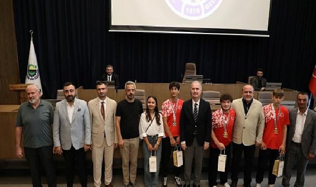 İnegöl’ün Başarılı Gençleri Mecliste Onure Edildi