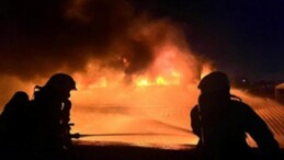 İzmir İtfaiyesi fabrikayı saran alevleri söndürdü