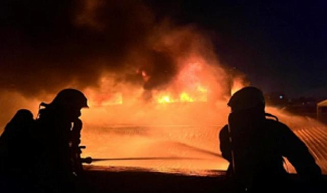 İzmir İtfaiyesi fabrikayı saran alevleri söndürdü