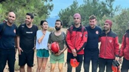 İzmir İtfaiyesi kayalıklarda mahsur kalan üç genci kurtardı