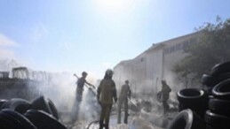 İzmir İtfaiyesi lastik deposu çevresindeki yangını söndürdü