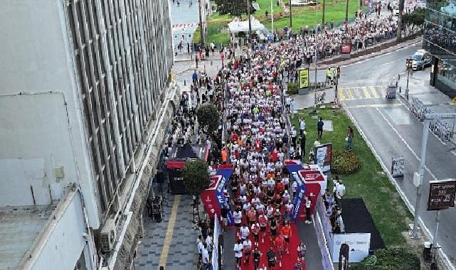 İzmir’de Milletlerarası 9 Eylül İzmir Yarı Maratonu renkli imgelere sahne oldu