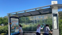 Kemer’de otobüs durakları temizleniyor