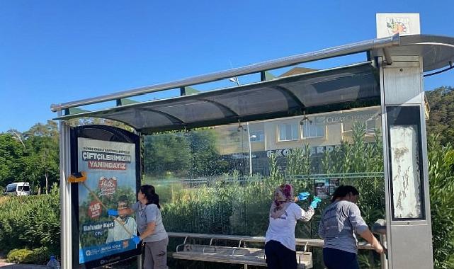 Kemer’de otobüs durakları temizleniyor