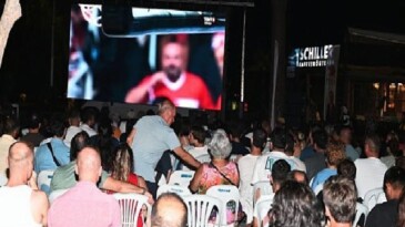 Kemer’de ulusal maç için dev ekran kuruldu