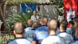 ​Konak’ta zabıta işçisine manalı kutlama