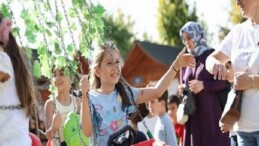 Küçükçekmece’de 90’lar konseptli Yaza Veda Şenliği büyük ilgi gördü