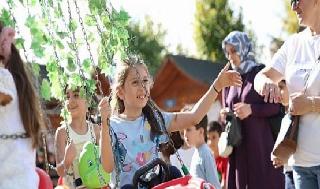 Küçükçekmece’de 90’lar konseptli Yaza Veda Şenliği büyük ilgi gördü