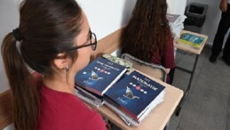 Kurs öğrencilerine fiyatsız kitapları dağıtıldı