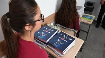 Kurs öğrencilerine fiyatsız kitapları dağıtıldı