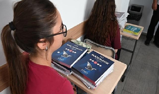 Kurs öğrencilerine fiyatsız kitapları dağıtıldı