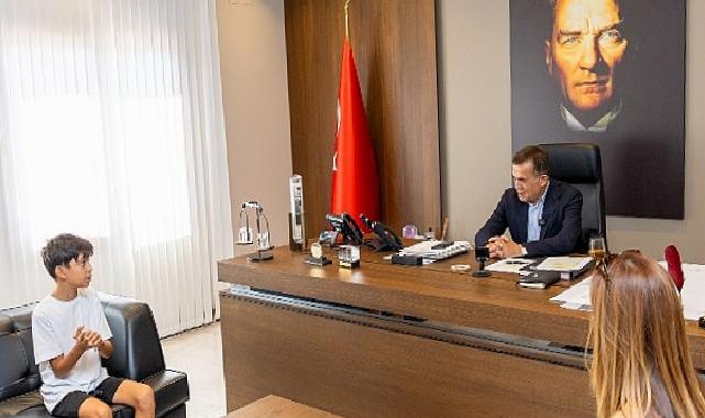 Lider Abdullah Özyiğit, minik çevreci Aras Kayretli ile buluştu