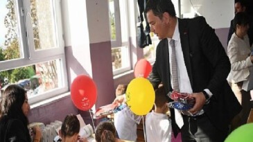 Lider Erkan Aydın’dan öğrencilere birinci ders sürprizi