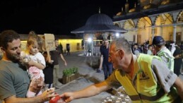 Mevlit Gecesi’nde Kandil Simidi ve Şerbet Dağıtıldı