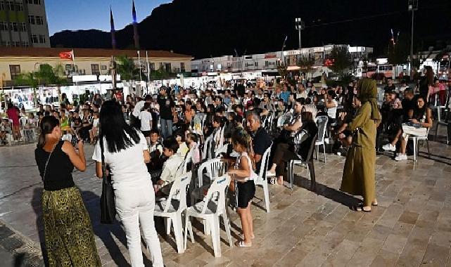 Minik öğrencilere açık havada sinema keyfi