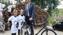 Nilüfer Belediyesi’nden minik Hamza’ya bisiklet sürprizi