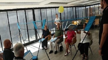 Nilüfer’de huzurevi sakinleri “Balon Voleybolu” ile eğlendi