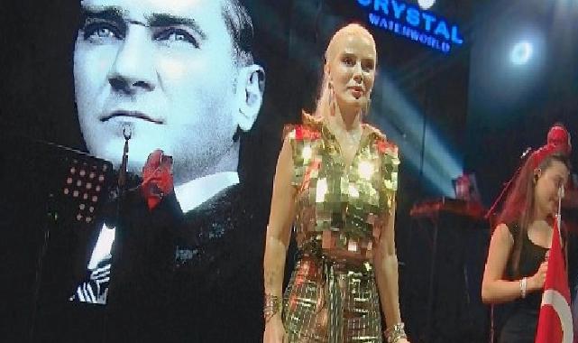 Ömür Gedik konserinde 4 bin Türk bayrağı dağıtıldı