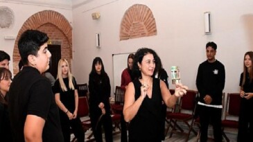 Osmangazi Belediyesi okutarak öğretiyor