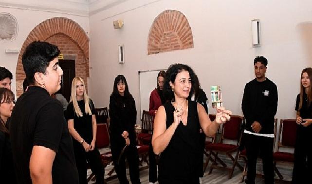 Osmangazi Belediyesi okutarak öğretiyor