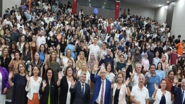 Rektör Prof. Dr. Necdet Budak çiçeği burnunda Egelilerle oryantasyon programı kapsamında buluşuyor