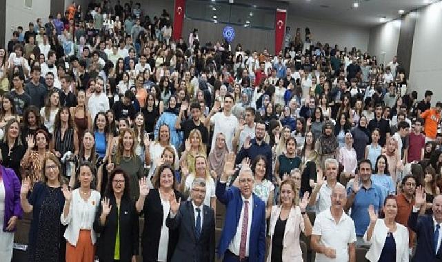 Rektör Prof. Dr. Necdet Budak çiçeği burnunda Egelilerle oryantasyon programı kapsamında buluşuyor