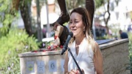 Taçsız Kral Konak’taki heykeli önünde anıldı