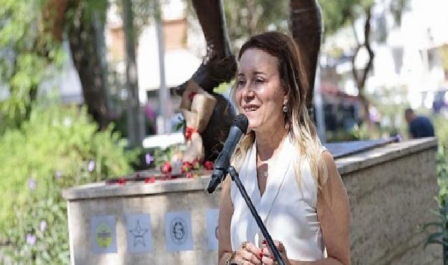 Taçsız Kral Konak’taki heykeli önünde anıldı