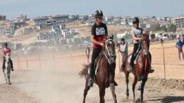Türkiye’nin şampiyon atları Menemen’de yarıştı