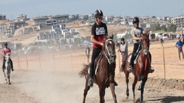 Türkiye’nin şampiyon atları Menemen’de yarıştı