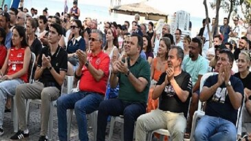 Ulusal heyecan için dev ekran kuruldu