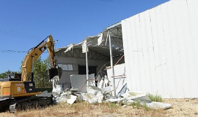 Ürünlü’de 2 kaçak yapı yıkıldı