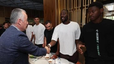 Vali Aktaş ile Lider Büyükakın’dan Beşiktaş maçı öncesi Kocaelispor’a moral