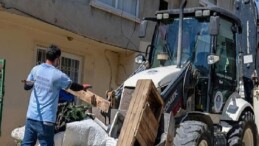 Yenişehir Belediyesi “çöp ev” niteliğindeki meskenden bir kamyon çöp çıkardı