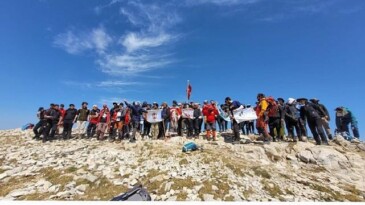 Zaferi Tepede Kutladılar