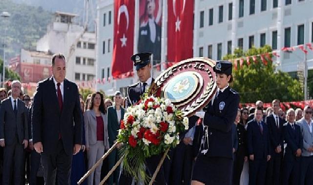 29 Ekim Bayram Coşkusu Çelenk Sunumuyla Başladı