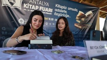 Antalya Kitap Fuarı’nda hafta sonu yoğunluğu yaşandı 