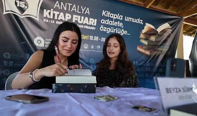 Antalya Kitap Fuarı’nda hafta sonu yoğunluğu yaşandı 