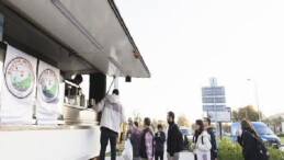 Balçova Belediyesi’nden Soğuk Havaların Gönül Isıtan Dokunuşu: Metro Durağında Çorba İkramı