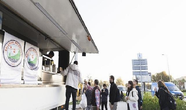 Balçova Belediyesi’nden Soğuk Havaların Gönül Isıtan Dokunuşu: Metro Durağında Çorba İkramı