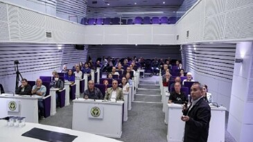 Buca Belediyesi’nden zeytin budama eğitimi