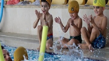 Buca’nın miniklerine fiyatsız eğitimden sonra artık de havuz keyfi