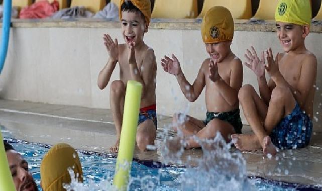 Buca’nın miniklerine fiyatsız eğitimden sonra artık de havuz keyfi