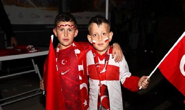 Büyükşehir’den milli maça binlerce bayrakla destek