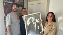 Çeşme Belediyesi’nden Muhtarlar Haftasında manalı armağan: Atatürk tablosu