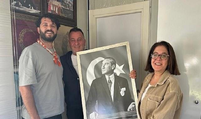 Çeşme Belediyesi’nden Muhtarlar Haftasında manalı armağan: Atatürk tablosu