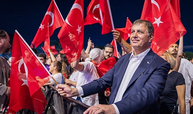 “Cumhuriyet, bir ülkenin küllerinden yine doğuşunda, karanlığa meydan okuyuşundadır”